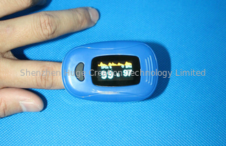 Chine Mini taille de bout du doigt d'oxymètre tenu dans la main bleu d'impulsion pour l'usage à la maison infantile fournisseur